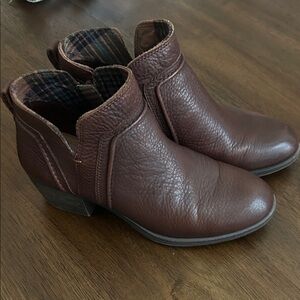 Cobb Hill by Rockport Anisa V-cut Burgundy Leather Bootie Sz 7.5